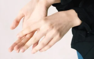 Hãy chú ý đến 5 Dấu Hiệu Trên Ngón Tay những dấu hiệu mà cơ thể bạn đang gửi gắm, thực hiện kiểm tra sức khỏe định kỳ và chăm sóc bản thân một cách tốt nhất.