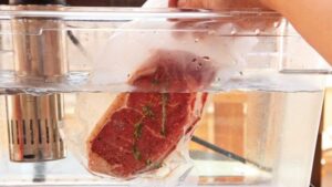 Rã đông đúng cách không chỉ giúp bảo vệ chất lượng của thực phẩm mà còn giữ cho mùi vị món ăn luôn có hương vị tươi ngon