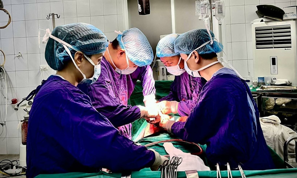 Người phụ nữ 44 tuổi tai nạn lao động, cứu sống kịp thời nhờ phẫu thuật khẩn cấp